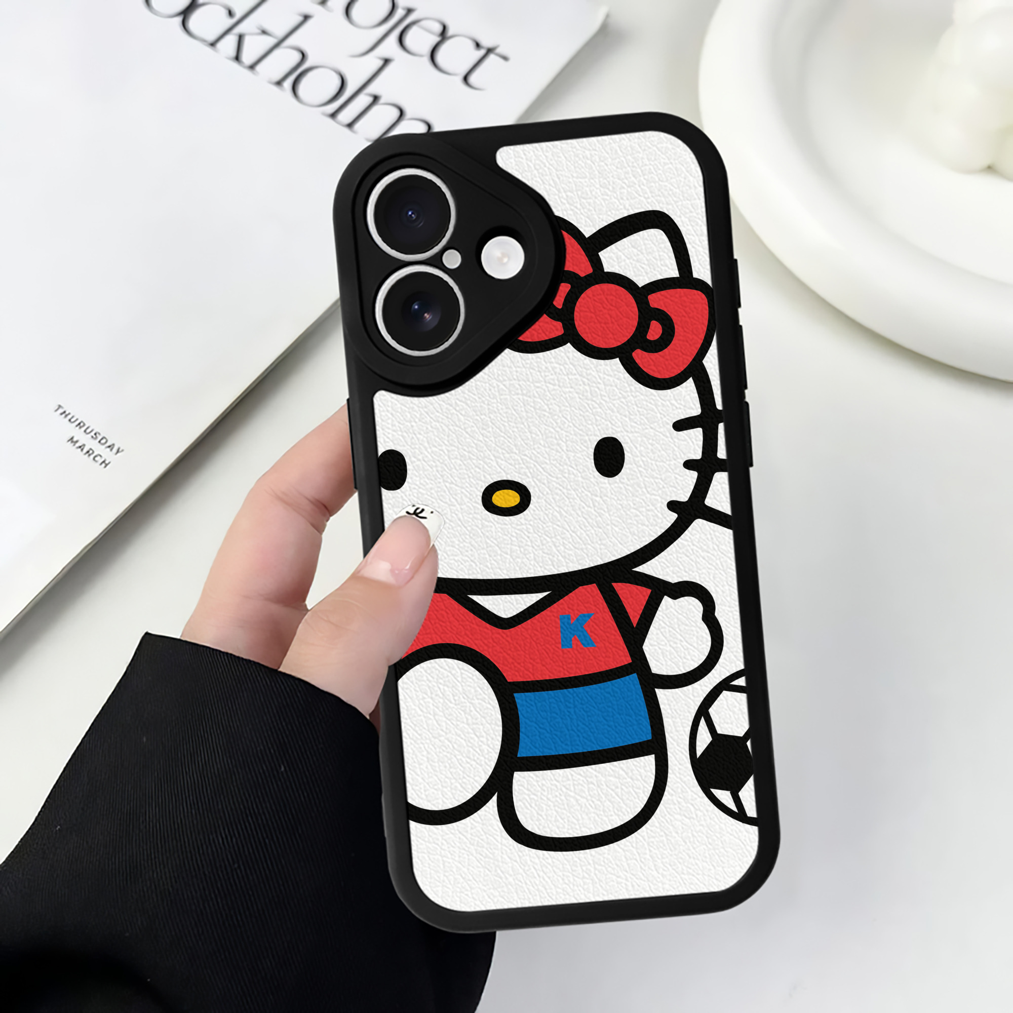 （画像用） Hello Kitty ハローキティ 【iPhone 16シリーズ対応】シリコンスマホケース（レザー調） 材質：シリコン